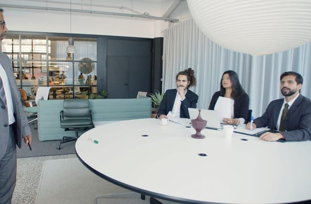 Reunião de trabalho entre profissionais em torno de uma mesa