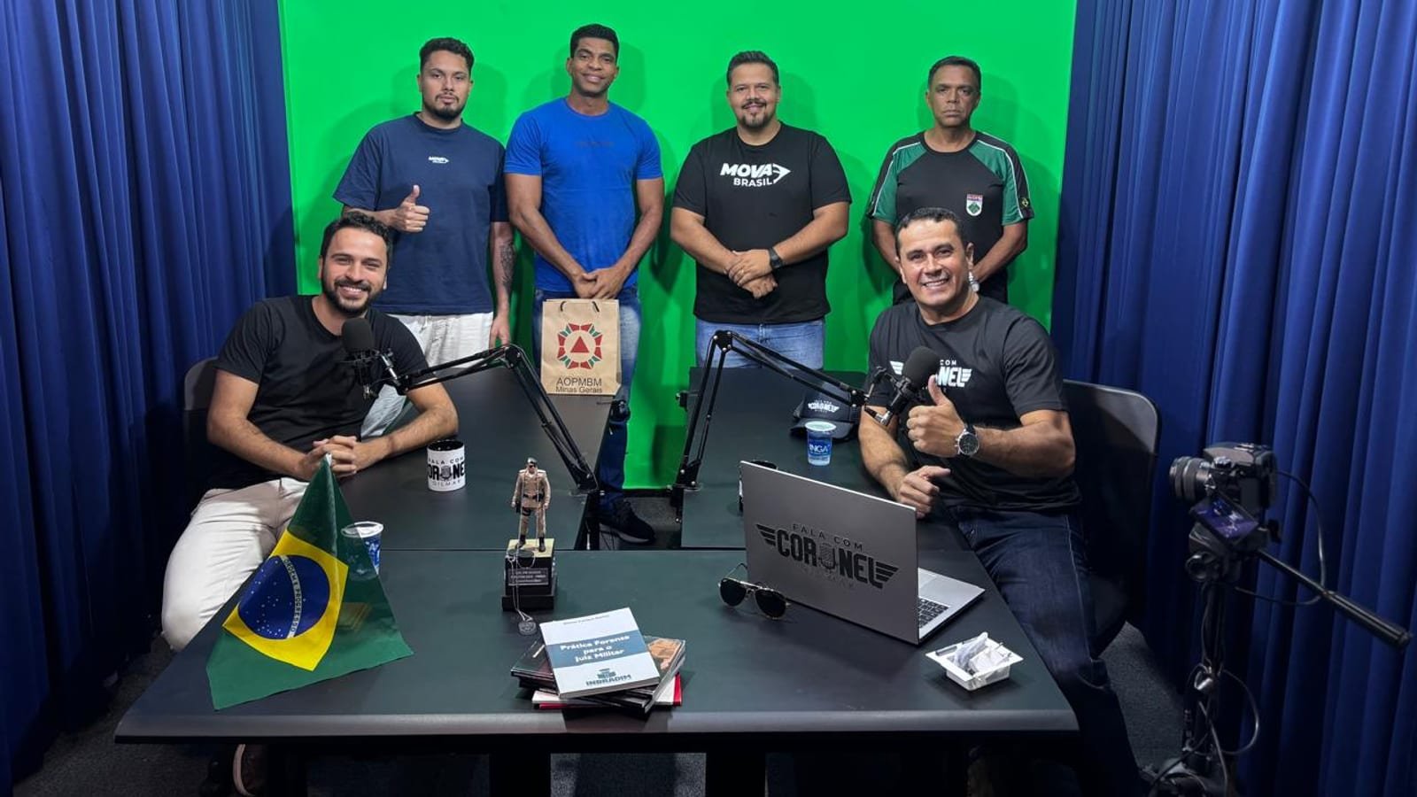 Coronel Gilmar durante gravação de podcast em estúdio, com convidados