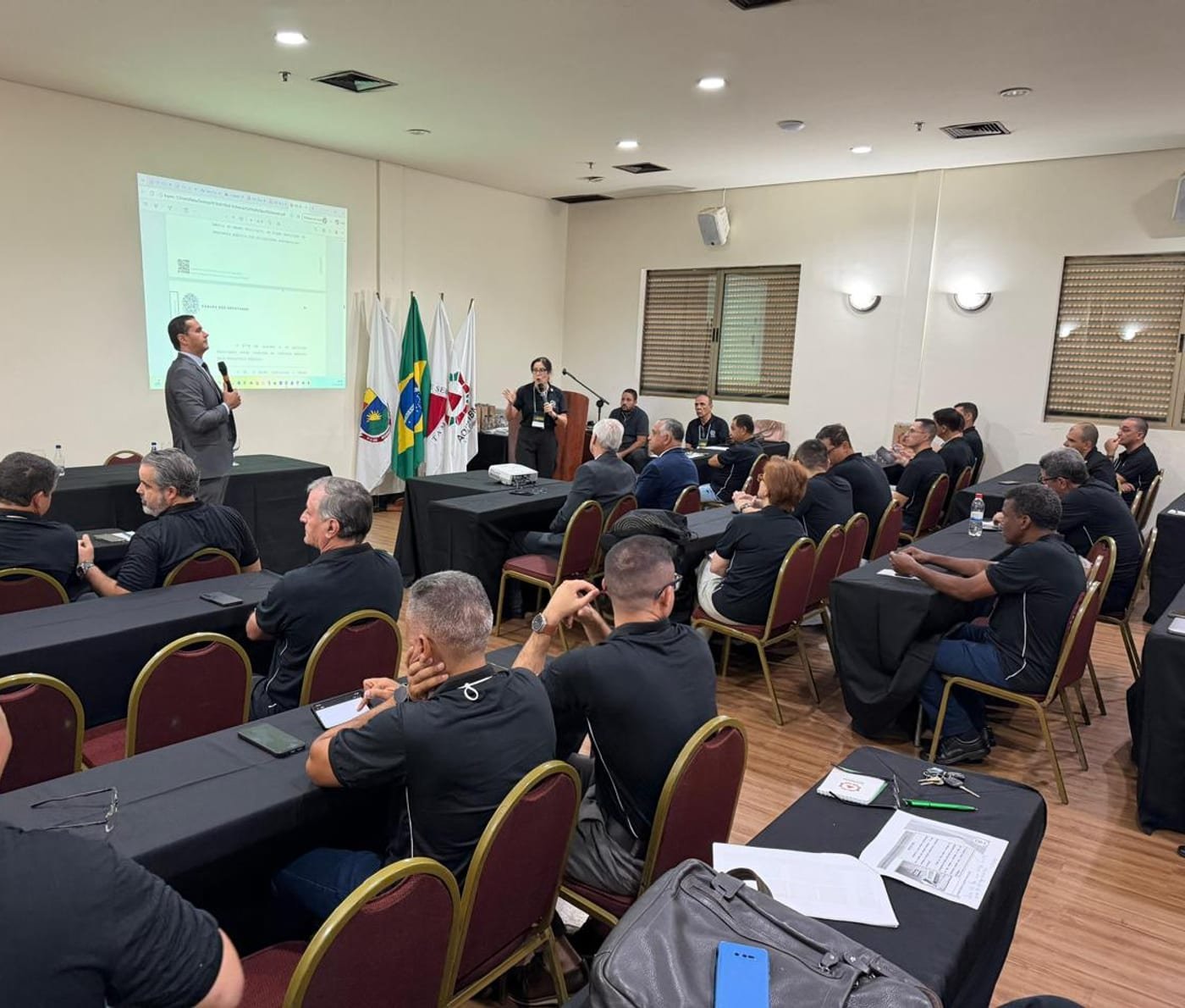 Coronel Gilmar conduzindo uma palestra para plateia